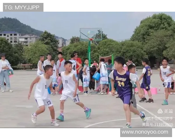在篮球场上追逐梦想的青春岁月与激情瞬间