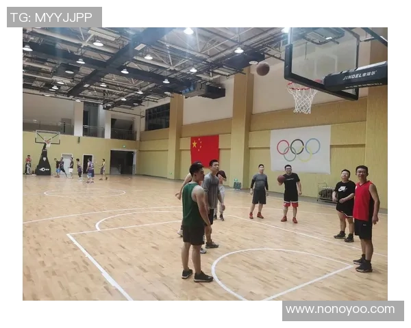 在篮球场上挥洒汗水的瞬间感受激情与力量的碰撞